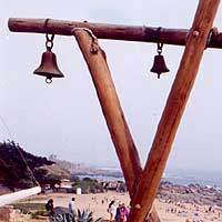 Campanas de Isla Negra. Detalle de  una fotograf&iacute;a de Fabio Borquez.